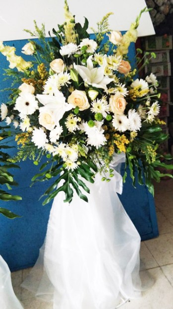 bunga standing wedding