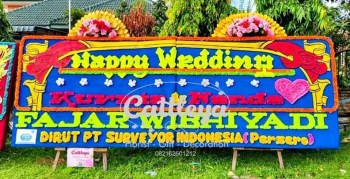 bunga papan gandeng 2 mahkota artificial happy wedding