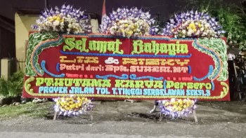 papan bunga Medan gandeng 5 mahkota